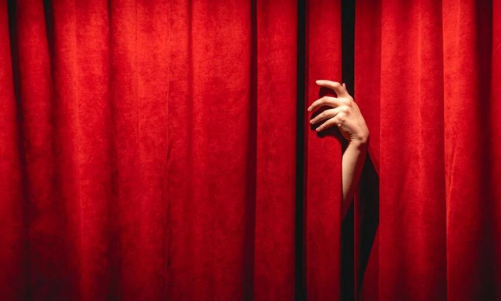 Νέα σοκαριστική καταγγελία από γνωστή ηθοποιό - «Σκηνοθέτης με βίασε μέσα στο αυτοκίνητό του»